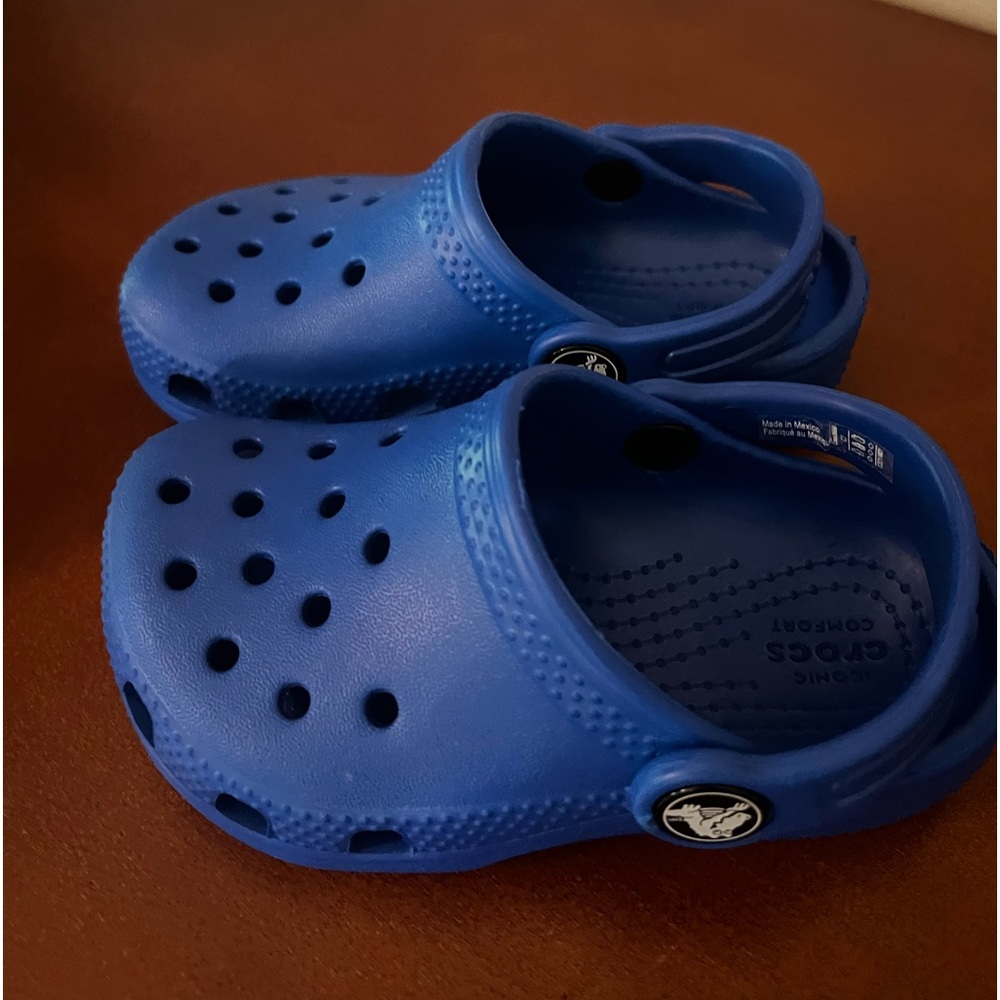 Kids toddler crocs, blue, size 7. Never worn